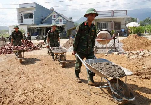 Các chiến sỹ Bộ chỉ huy Quân sự tỉnh Lai Châu tập trung xây nhà cho người dân. (Ảnh: Nguyễn Oanh/TTXVN)