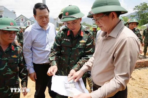 Phó Thủ tướng Hồ Quốc Dũng kiểm tra tiến độ khu tái định cư xây 24 căn nhà cho người dân Mường Than bị lũ quét. (Ảnh: Nguyễn Oanh/TTXVN)
