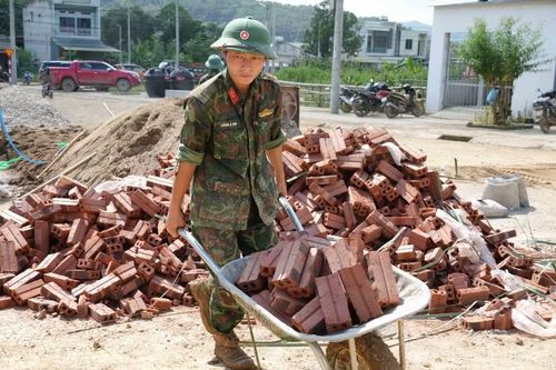 Các chiến sỹ Bộ chỉ huy Quân sự tỉnh Lai Châu làm việc xuyên ngày đêm để hoàn thành 24 căn nhà cho người dân. (Ảnh: Nguyễn Oanh/TTXVN)
