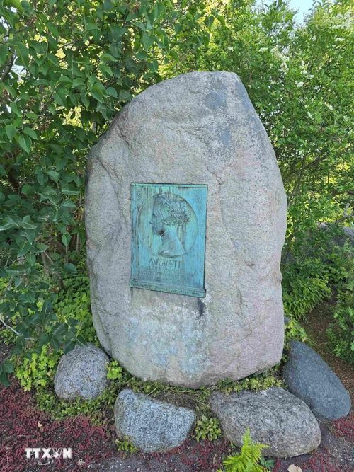 Bia tưởng niệm Đại Công tước phu nhân Auguste Reuß zu Köstritz trong vườn lâu đài Schwerin, được dựng năm 1905, nổi bật với phù điêu chân dung bằng đồng do nhà điêu khắc Wilhelm Wandschneider thực hiện. (Ảnh: Vũ Hiệp/TTXVN)