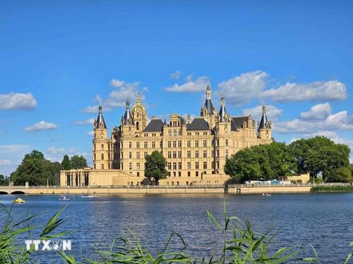 Lâu đài Schwerin nhìn từ bờ bên kia hồ Burgsee. (Ảnh: Vũ Hiệp/TTXVN)