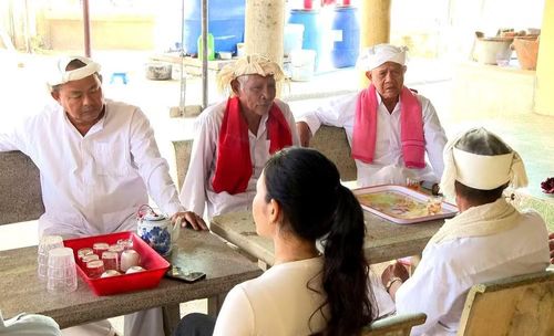 Ông Thông Long cùng Ban điều hành thôn Lâm Thuận (Lâm Đồng) trao đổi, vận động tuyên truyền chủ trương của Đảng, chính sách, pháp luật của Nhà nước đến người dân trong thôn. (Nguồn: Vietnam+)