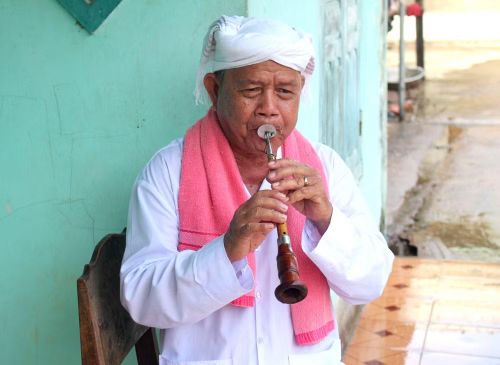 Ông Thông Long- người gần nửa thế kỷ gắn bó với nhạc khí thiêng của người Chăm. (Nguồn: Vietnam+)