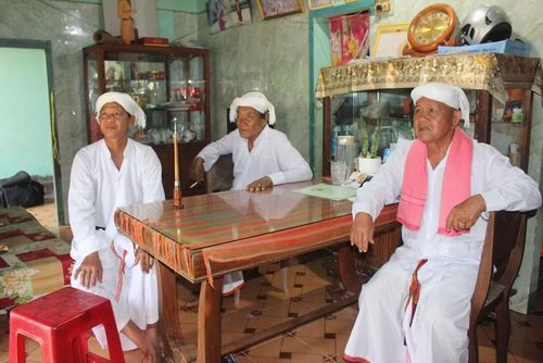 Ông Thông Long bàn chuyện làm ăn, phát triển kinh tế với hàng xóm và con cái trong gia đình. (Nguồn: Vietnam+)