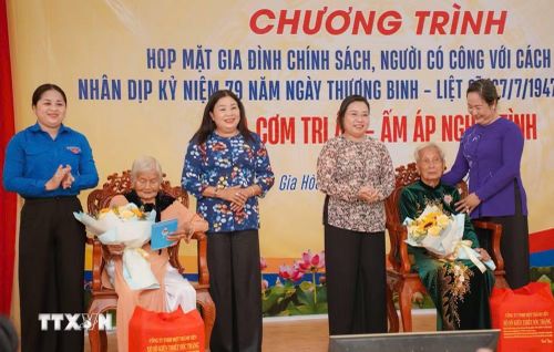 Tri ân Mẹ Việt Nam Anh hùng. (Ảnh: Ánh Tuyết/TTXVN)