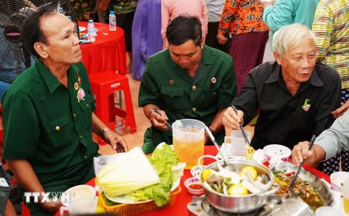 "Bữa cơm nghĩa tình" ấm áp. (Ảnh: Ánh Tuyết/TTXVN)