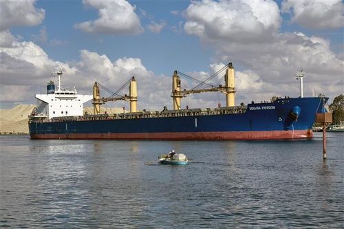 Con tàu di chuyển qua kênh đào Suez ở Ismailia, Ai Cập. Ảnh: THX/TTXVN