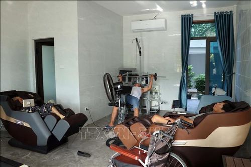 Các thương bệnh binh tập tại phòng mát xa trị liệu của Trung tâm. Ảnh: Đoàn Mạnh Dương/TTXVN