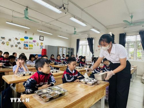 Học sinh Trường Tiểu học Chi Đông, xã Quang Minh, Hà Nội ăn bán trú. Ảnh tư liệu: Nguyễn Cúc/TTXVN