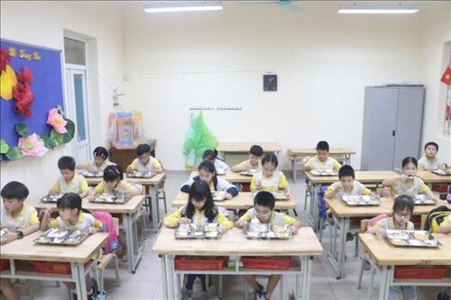 Bữa ăn bán trú của học sinh Trường Tiểu học Võ Thị Sáu (phường Cửa Nam). Ảnh: Nguyễn Cúc/TTXVN
