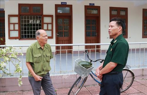 Cựu chiến binh Nguyễn Thanh Bình (trái) chia sẻ về thông tin hài cốt liệt sĩ với cán bộ hội Cựu chiến binh phường Quảng Trị.