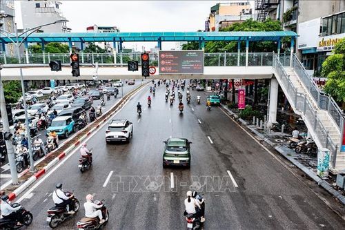 Hệ thống màn hình LED điện tử được lắp đặt trước nút giao, giúp người tham gia giao thông theo dõi thông tin giao thông trong thời gian chờ tín hiệu đèn. Ảnh: Trung Nguyên/TTXVN