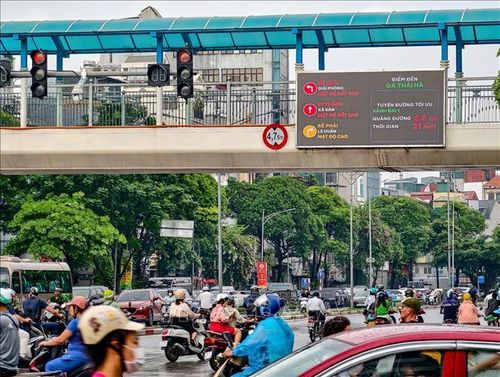 Trong giờ cao điểm, màn hình LED điện tử cập nhật theo thời gian thực tình trạng giao thông trên các hướng lưu thông, góp phần hỗ trợ phân luồng và điều tiết giao thông trên địa bàn thành phố. Ảnh: Trung Nguyên/TTXVN