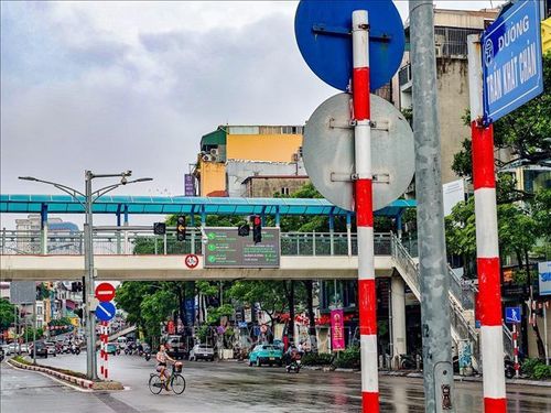 Hệ thống màn hình LED điện tử được lắp đặt trước nút giao, giúp người tham gia giao thông theo dõi thông tin trong thời gian chờ tín hiệu đèn. Ảnh: Trung Nguyên/TTXVN