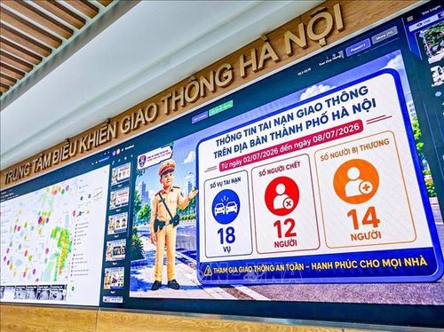 Hệ thống Trung tâm Điều khiển giao thông Hà Nội tích hợp dữ liệu camera AI, bản đồ số và nền tảng điều hành để cập nhật thông tin giao thông theo thời gian thực. Ảnh: Trung Nguyên/TTXVN