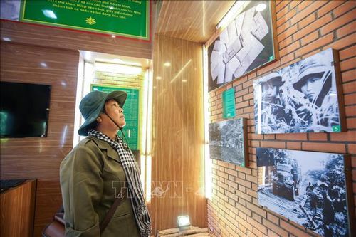 Bà Phạm Thị Khoay, cựu Thanh niên xung phong TP Hồ Chí Minh, xúc động xem lại những hình ảnh về một thời phục vụ chiến đấu bảo vệ biên giới Tây Nam tại Nhà truyền thống Khu tưởng niệm liệt sĩ Thanh niên xung phong TP Hồ Chí Minh, xã Long Chữ, tỉnh Tây Ninh.