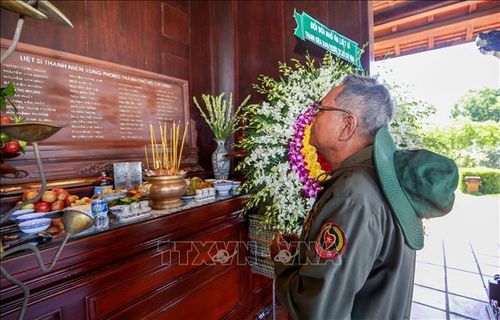 Ông Trần Toàn Thư, cựu Thanh niên xung phong TP Hồ Chí Minh, lặng người trước những dòng tên của các đồng đội đã mãi mãi nằm lại trên chiến trường biên giới Tây Nam.