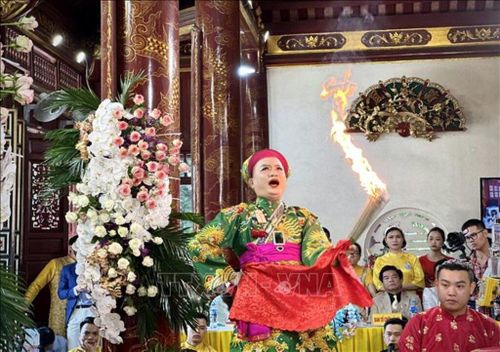 Diễn xướng hầu đồng là một nghi lễ hết sức đặc biệt mang đậm màu sắc văn hóa tâm linh trong di sản Thực hành Tín ngưỡng thờ Mẫu Tam phủ của người Việt. Ảnh tư liệu: Việt Dũng/TTXVN