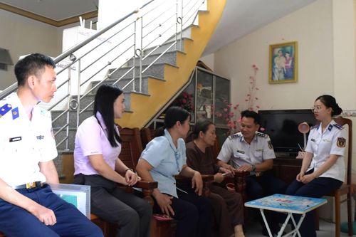 Thượng tá Đinh Xuân Hoàng, Chính ủy Hải đoàn 32 thăm hỏi, động viên và trao quà tặng 10 thương binh, bệnh binh, gia đình chính sách.