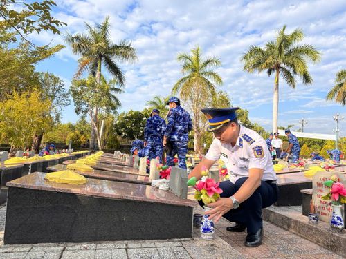 Tổng dọn vệ sinh, chỉnh trang khuôn viên, chăm sóc cảnh quan và dâng hương tưởng niệm tại Nghĩa trang liệt sĩ Ninh Hòa - Vạn Ninh.