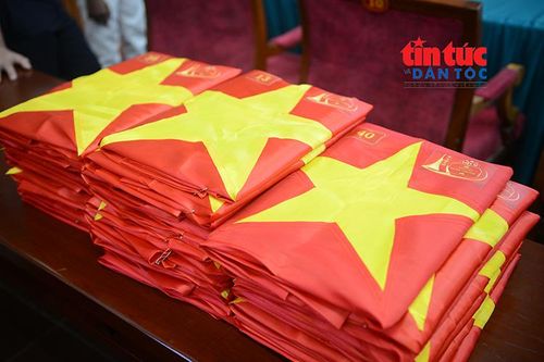 Các bức ảnh liệt sĩ sau khi phục dựng xong được cẩn thận bọc lại bằng cờ Tổ quốc.