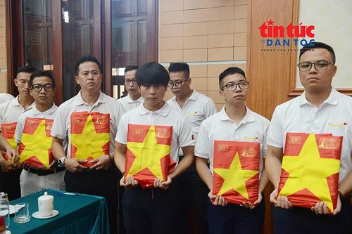 Nhóm thiện nguyện TeamLee mang di ảnh trao cho thân nhân các gia đình liệt sĩ.
