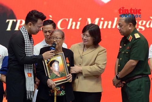 Bà Văn Thị Bạch Tuyết, Phó Bí thư Thành ủy TP Hồ Chí Minh trao di ảnh liệt sĩ đã phục dựng cho các gia đình.