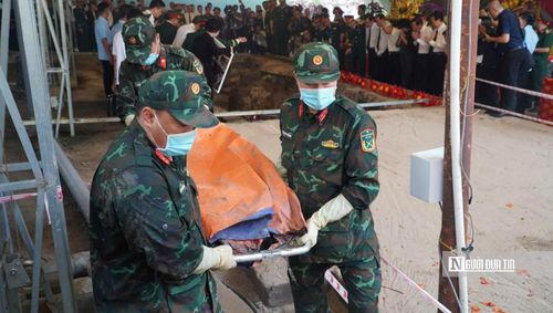 Các chiến sĩ thuộc đội K74, Bộ Tư lệnh Tp.HCM đưa các hài cốt liệt sĩ tìm được vào phòng lưu trữ mẫu.