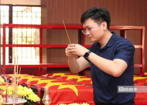 Bác sĩ Vương Gia Bảo thắp nhang viếng các liệt sĩ được tìm thấy tại công viên Lê Thị Riêng.