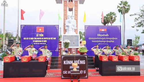 Lễ tiễn hài cốt các liệt sĩ quân tình nguyện và chuyên gia Việt Nam từ Campuchia hồi hương. Ảnh: Đoàn Bình