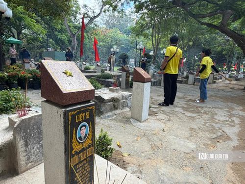 Những phần mộ liệt sĩ có danh tính tại nghĩa trang.