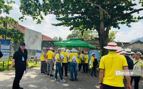 Ít ai hình dung hòn đảo thanh bình hôm nay từng là nơi tồn tại hệ thống nhà tù khét tiếng suốt hơn một thế kỷ. Những phòng biệt giam, “chuồng cọp”, cùm sắt… vẫn còn đó như chứng tích về tội ác chiến tranh và tinh thần bất khuất của các chiến sĩ cách mạng. Trong ảnh, du khách tham quan nhà tù Côn Đảo.
