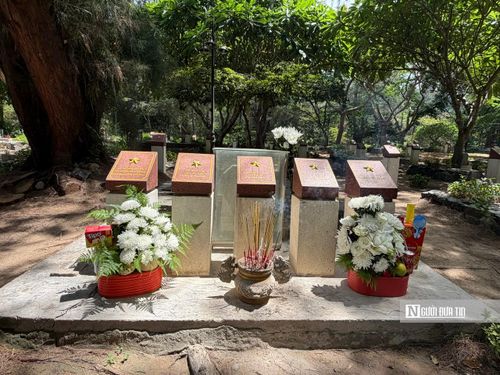 Những ngôi mộ tập thể của các liệt sĩ trong Nghĩa trang Hàng Dương được du khách, người dân thăm viếng nhân dịp Ngày Thương binh - Liệt sĩ (27/7).