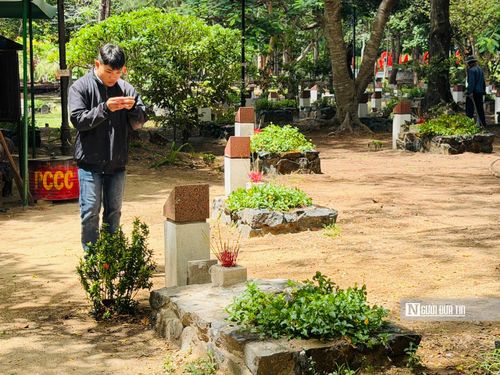 Chia sẻ với PV, em Hoàng Nguyên Vũ cho biết, gia đình em có một liệt sĩ từng bị giam tại nhà tù Côn Đảo và đã hy sinh. Vì vậy, cứ 2 năm một lần, gia đình lại trở về Côn Đảo để thăm viếng tại Nghĩa trang Hàng Dương. Theo Vũ, mỗi chuyến đi không chỉ là dịp tri ân người thân mà còn giúp em hiểu hơn về những hy sinh, cống hiến của các thế hệ đi trước để đất nước có được hòa bình như hôm nay.