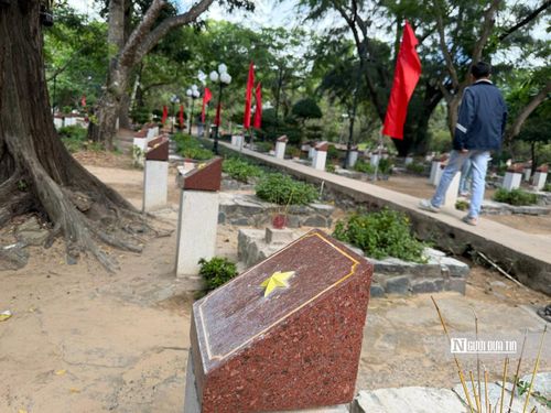 Những ngôi mộ chưa biết tên, được đặt trong Nghĩa trang Hàng Dương, trên các ngôi mộ đều có ngôi sao vàng năm cánh.