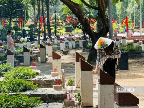 Những nén hương còn cháy mãi, lòng biết ơn còn ở lại.