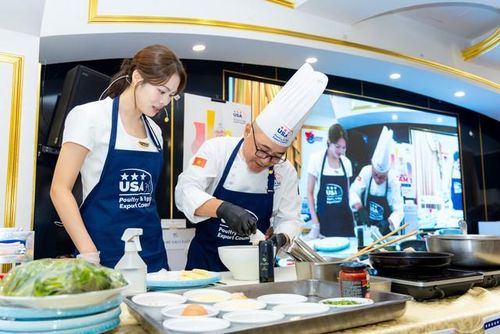 Chef Lê Xuân Tâm và Thúy Hường tham gia nấu ăn.
