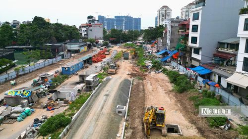 Theo ghi nhận của phóng viên, đoạn đường này hiện được triển khai song song hai mũi vừa thi công, vừa thực hiện công tác phá dỡ giải tỏa những công trình mà người dân vừa bàn giao giải phóng mặt bằng.