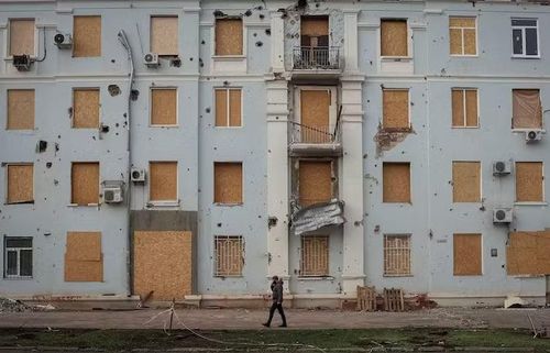 Một người đàn ông đi ngang qua một tòa nhà bị hư hại ở thành phố Kramatorsk thuộc vùng Donetsk, miền Đông Ukraine. Ảnh: Reuters.