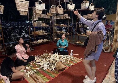 Du khách thích thú với làng nghề truyền thống Đà Nẵng