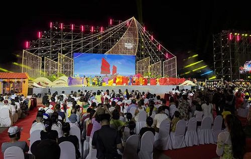  Điểm nhấn của đêm khai mạc là chương trình nghệ thuật được dàn dựng công phu với ngôn ngữ sân khấu hiện đại, kết hợp âm nhạc, múa, nghệ thuật trình diễn. 