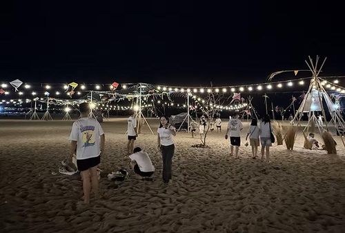  Không gian nghệ thuật ven biển được tạo nên từ ánh sáng, nghệ thuật sắp đặt - Những biểu tượng đặc trưng của miền biển như thuyền thúng, lưới cá, tre nứa và đèn lồng. 