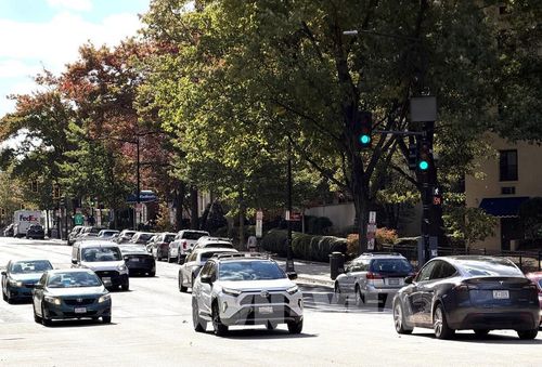 Ô tô lưu thông trên một tuyến phố ở thủ đô Washington D.C của Mỹ. Ảnh: Ngọc Quang – PV TTXVN