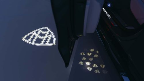 Mercedes cũng lần đầu trang bị logo Maybach phát sáng.