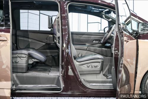Các vị trí ghế ngồi trên Nissan Elgrand đều chỉnh điện (Ảnh: Paultan).