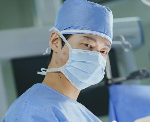 Nhân vật của Namkoong Min đứng giữa ranh giới trách nhiệm và thù hận.