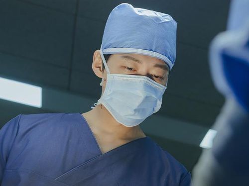 Ánh mắt đầy quyết tâm của Namkoong Min trước ca mổ sinh tử.