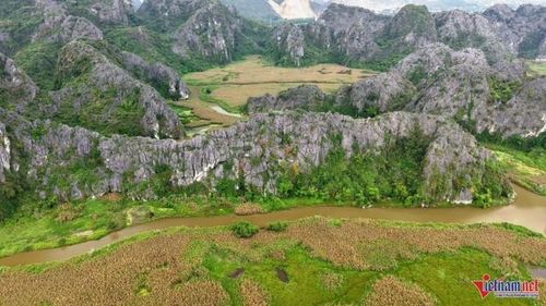 Những dãy núi đá vôi sừng sững ở Ninh Bình. Ảnh: VietNamNet