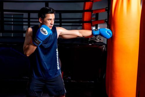 Lương Thế Thành gây chú ý với bắp tay săn chắc khi tập boxing. (Nguồn: FBNV)