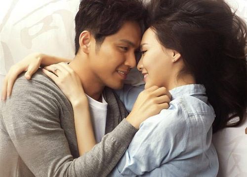 Được phát sóng năm 2015, Bên Nhau Trọn Đời là một trong những tác phẩm chuyển thể thành công nhất từ tiểu thuyết của Cố Mạn. Chung Hán Lương và Đường Yên vào vai Hà Dĩ Thâm và Triệu Mặc Sênh - cặp đôi từng yêu nhau thời đại học nhưng phải chia xa suốt bảy năm vì hiểu lầm và biến cố gia đình. Khi gặp lại, những cảm xúc cũ vẫn còn nguyên vẹn, mở ra hành trình hàn gắn đầy cảm động. Nội dung giàu cảm xúc cùng thông điệp về sự chung thủy đã giúp bộ phim giữ được sức sống nhiều năm sau khi lên sóng.